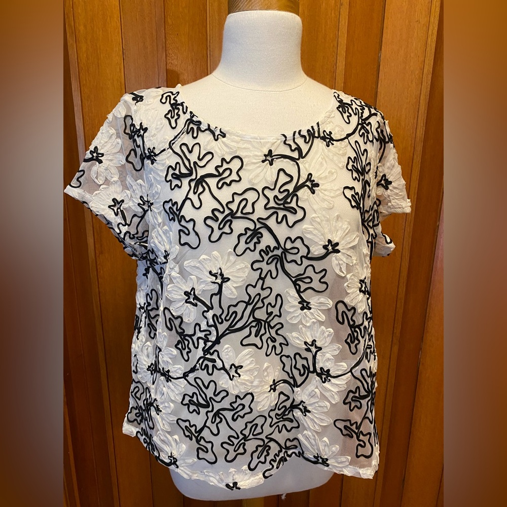 Anthropologie Floral Lace Women's Top - Black and White